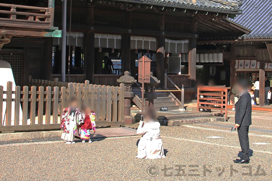 吉備津神社 御祈祷後に思い思いの場所で記念撮影をする七五三ご家族の様子（その1）