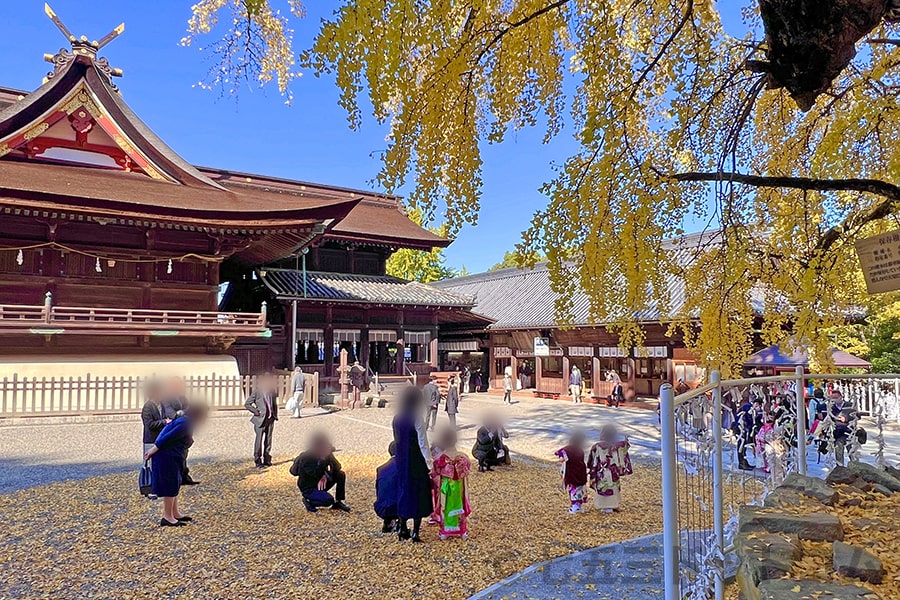 吉備津神社 御祈祷後に思い思いの場所で記念撮影をする七五三ご家族の様子（その2）