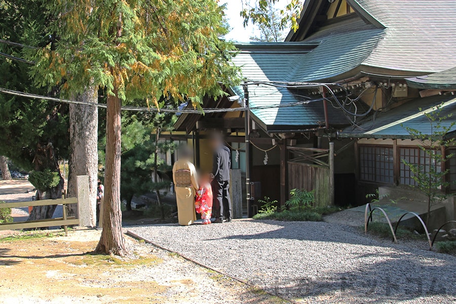 吉備津彦神社 稲荷神社の鳥居群や参集殿前で記念撮影する七五三ご家族の様子（その2）