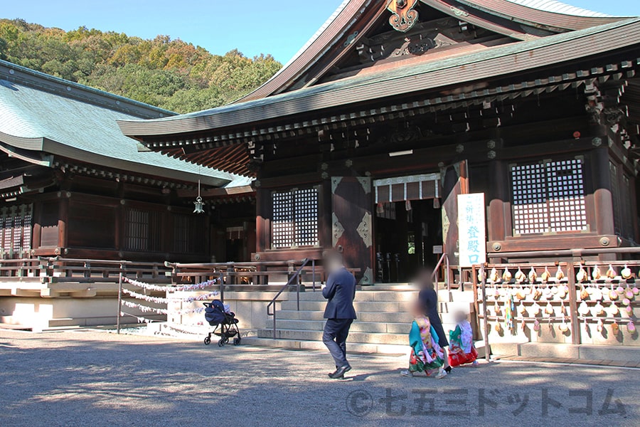 吉備津彦神社 御祈祷を行う祭文殿横の入口とそこに向かう七五三ご家族の様子（その1）