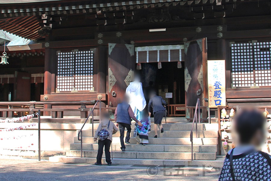 吉備津彦神社 御祈祷を行う祭文殿横の入口とそこに向かう七五三ご家族の様子（その2）