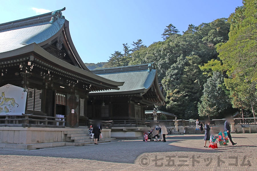 吉備津彦神社 七五三の御祈祷を終えて祭文殿をあとにするご家族の様子（その2）