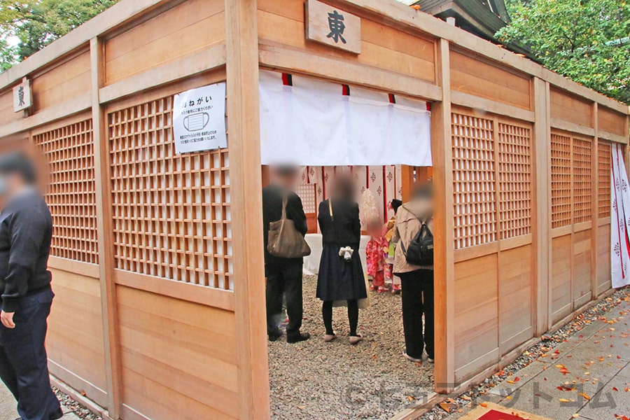 川越氷川神社 仮設の御祈祷所内で七五三の御祈祷を受けている様子