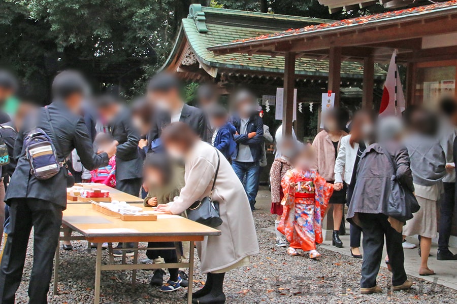 川越氷川神社 御祈祷申込書と記入机の様子