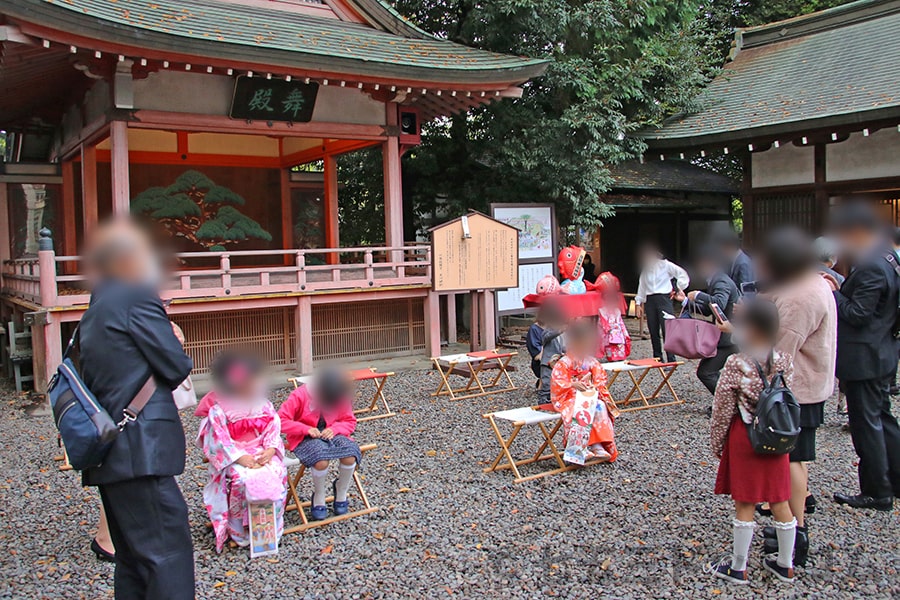 川越氷川神社 七五三の御祈祷まで待っている七五三のお子さんたちの様子