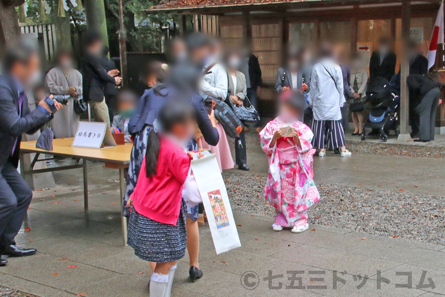 川越氷川神社 七五三の記念撮影をするご家族の様子（その3）