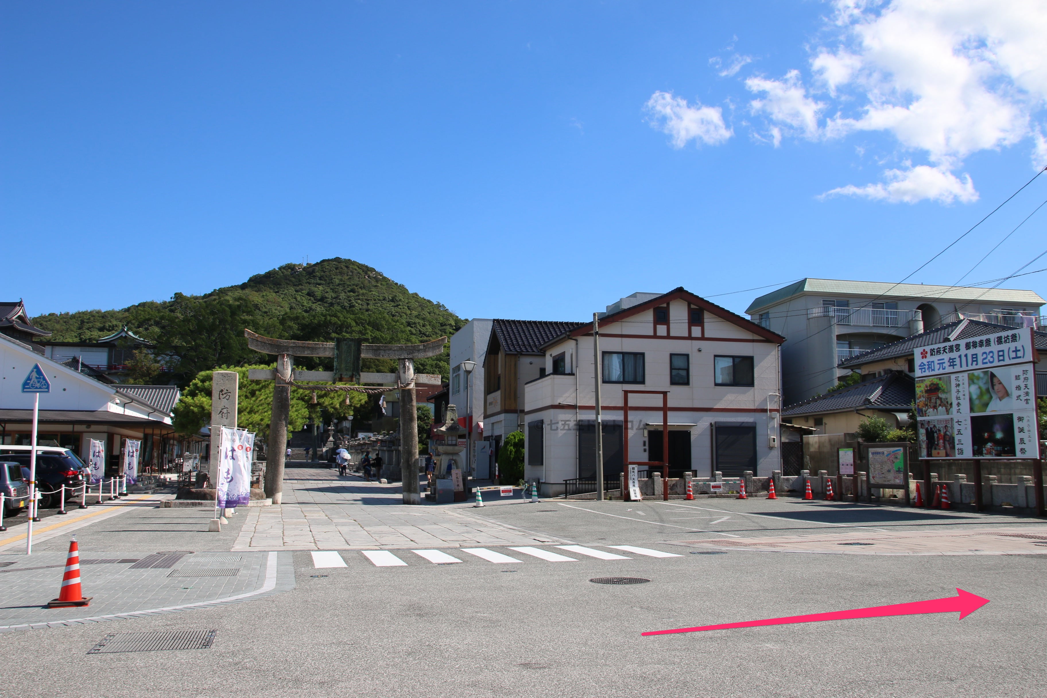 防府天満宮 境内正面駐車場への方向の様子