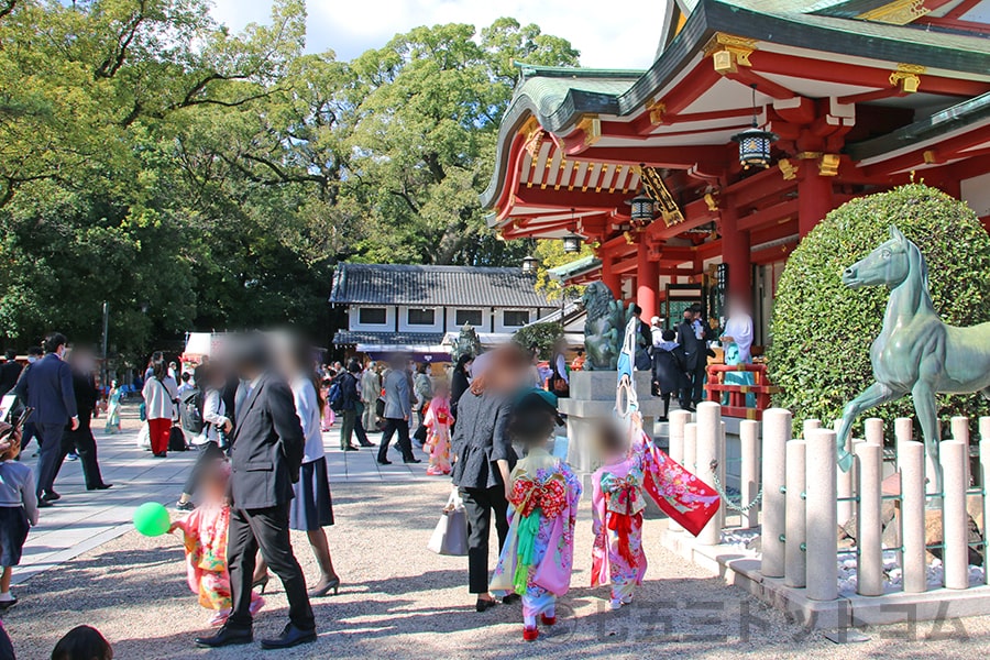 七五三お参りシーズンで大変混み合い賑わう神社境内の様子