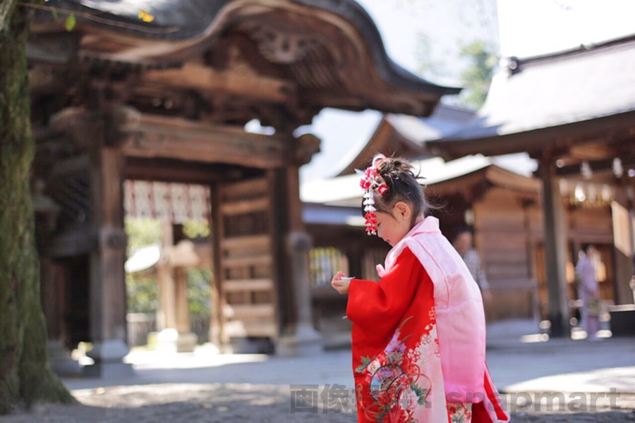 七五三 三歳女の子 神社参拝のイメージ