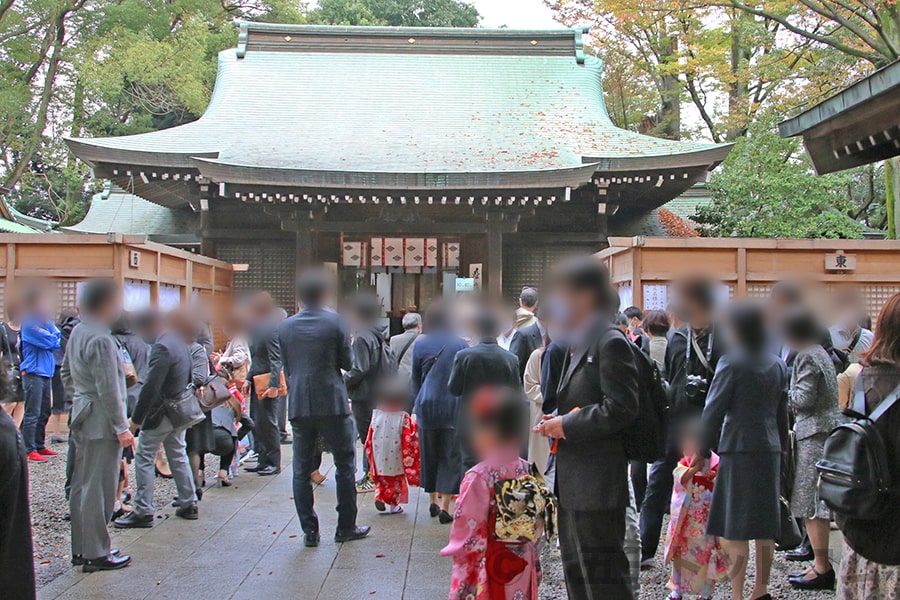 七五三 お参りシーズンで非常に混み合う神社境内の様子（川越氷川神社）