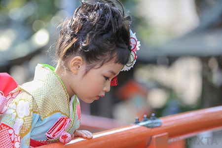 七五三 七歳女の子 神社参拝のイメージ