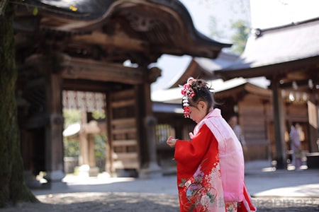 七五三 三歳女の子 神社参拝のイメージ