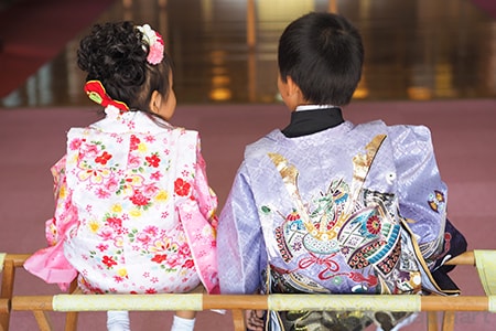 七五三 神社での祈祷を受ける子どもたちの様子