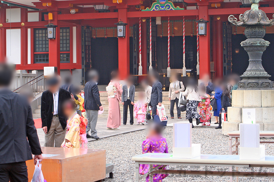 七五三お参りシーズンの土日祝日の神社境内の混みあいの様子（日枝神社）