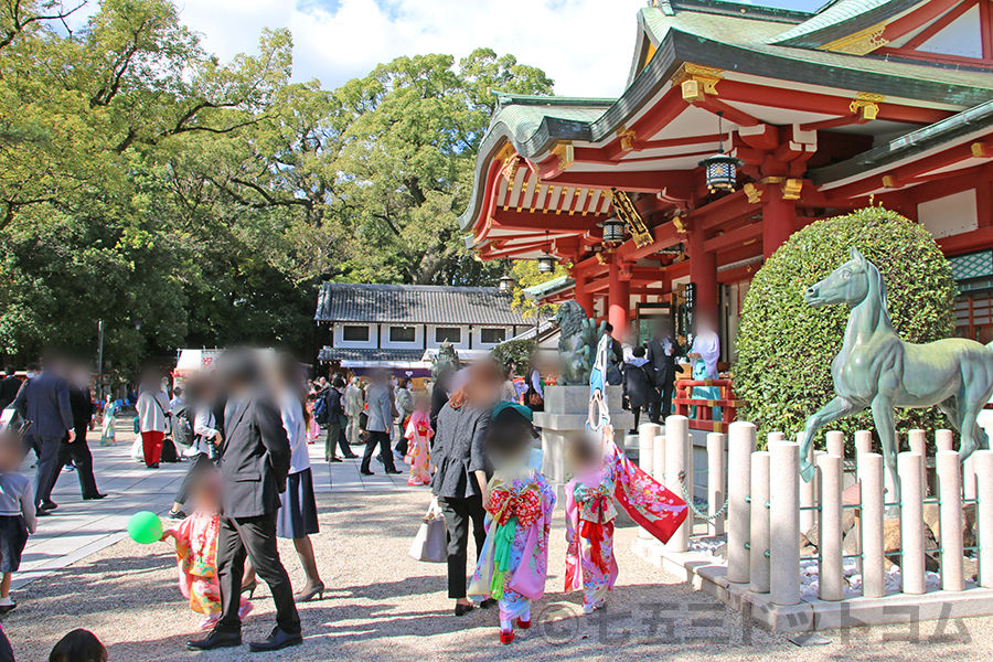 七五三お参りシーズンの土日祝日の神社境内の混みあいの様子（西宮神社）