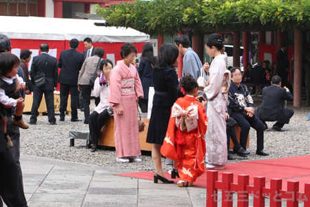 七五三シーズン 神社境内ママたちの様子