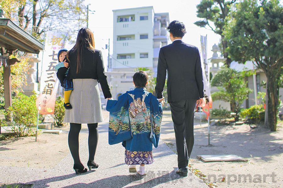 神社への七五三詣（参拝）に向かうご家族の様子