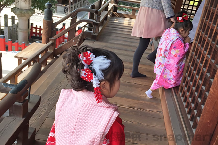 神社本殿での御祈祷に向かう七五三三歳ちゃんたちの様子