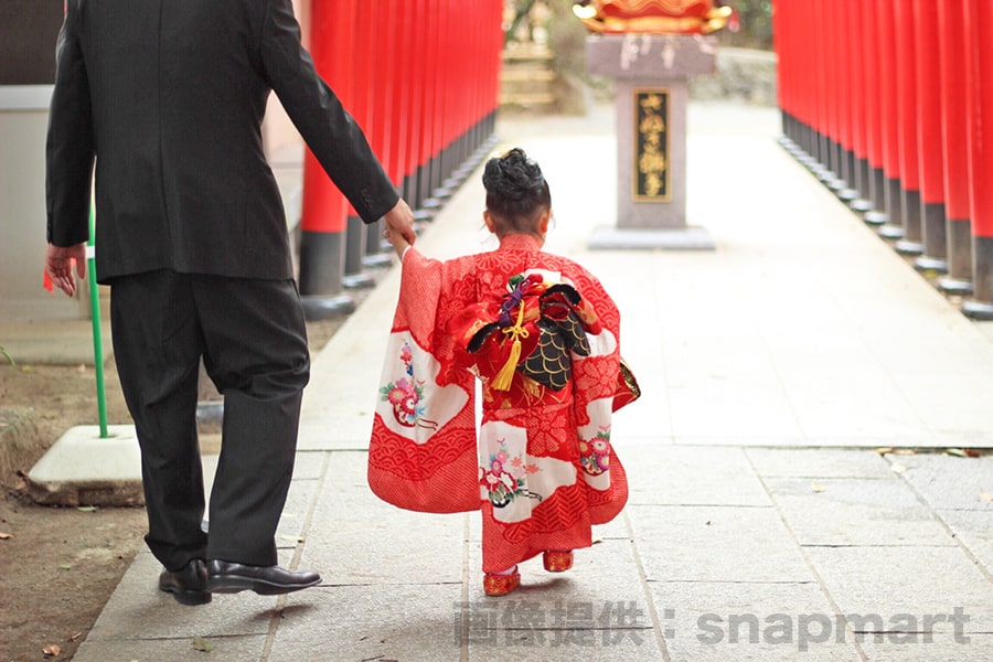 神社への七五三詣（参拝）に向かうご家族の様子