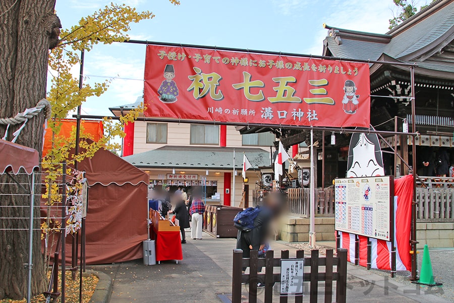 神社本殿での御祈祷に向かう七五三三歳ちゃんたちの様子