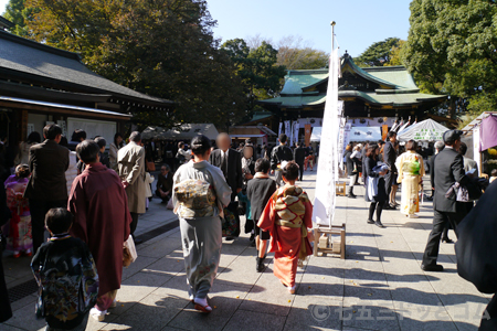 七五三シーズンの有名神社境内の混みあい具合の様子