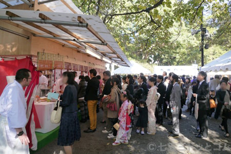 七五三シーズンの有名神社境内の混みあい具合の様子