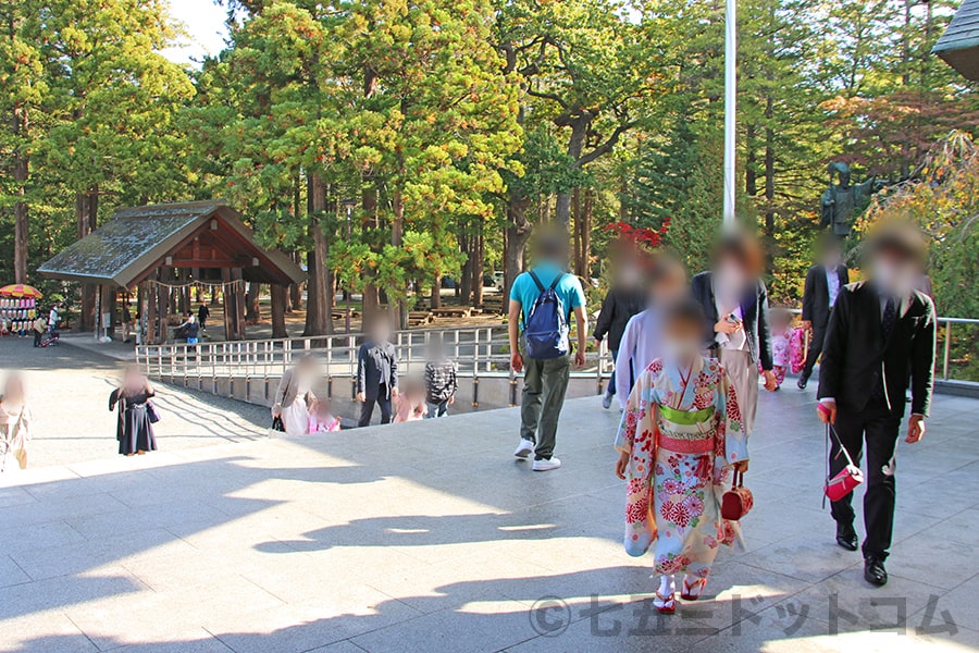 北海道神宮 神門前に続々訪れる七五三ご家族の様子