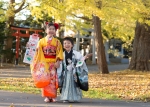 仲良し姉弟の七五三；鳥居の前で