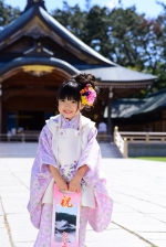 神社の境内でロケーション撮影