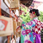 神社ロケで7歳のおちついた美しい一瞬を撮影